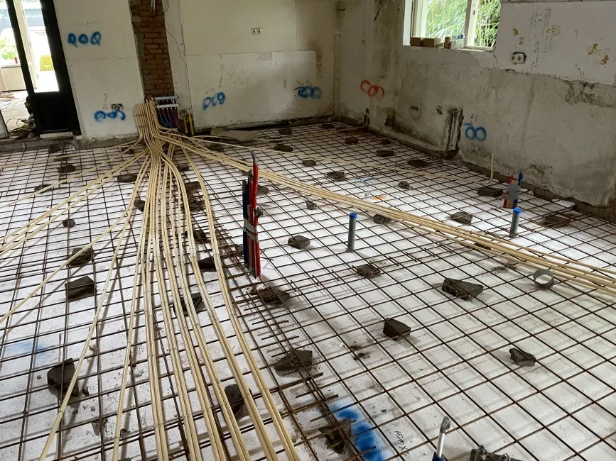 Elektraleidingen gelegd over de wapening van een vloer in Heesch