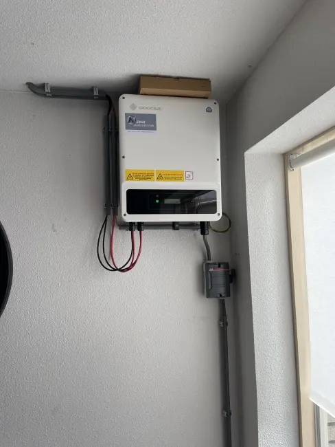 Omvormer aan de wand, netjes aangesloten