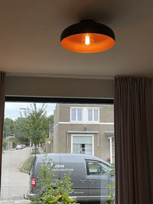 Hanglamp in een verbouwde woning in Oss, met de ENHA-bus voor het raam