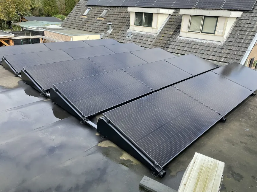 Zwarte zonnepanelen op een plat dak in Nuland